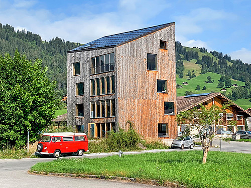 Fünfeckig und aus Holz, Beton und Stampflehm gebaut: das heizungsfreie Wohn- und Bürohaus in Zweisimmen (BE).