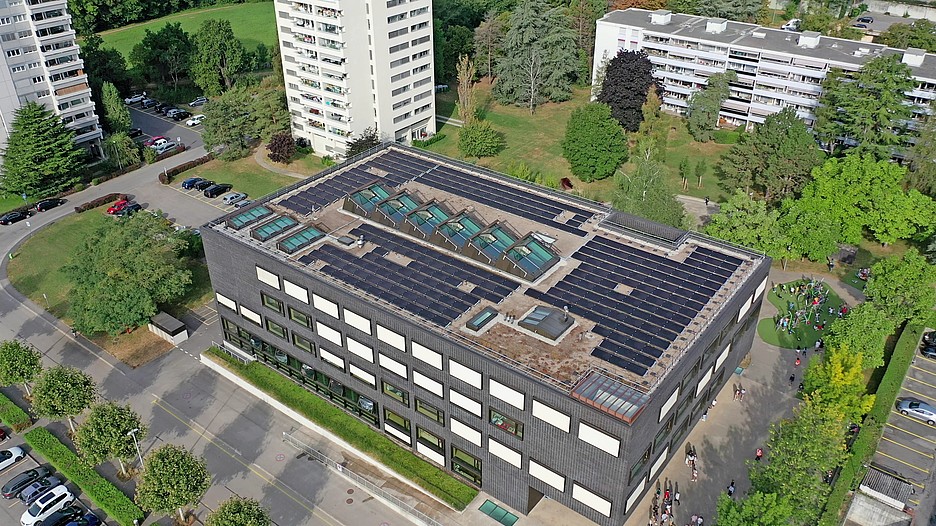 Mittels des Projekts Solarkooperativen wurde eine Fotovoltaikanlage auf dem Dach eines Schulhauses installiert.