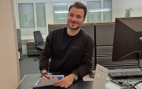 Lucas Rodriguez am Schalter.