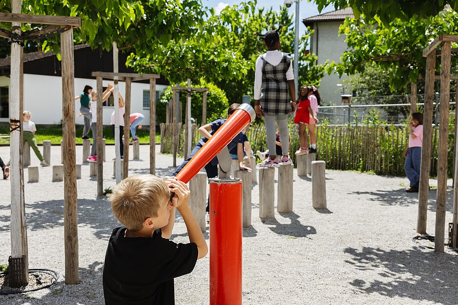 Die Kinder entdecken den neuen Pausenplatz der Schule La Villette in Yverdon.