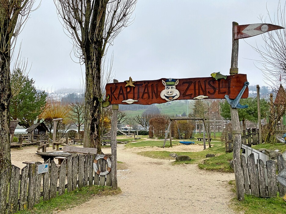 Der Eingang zum Spielplatz «Kapitän Zinsli».