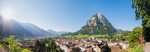 Die Stadt Glarus mit dem Glärnisch im Hintergrund, aufgenommen am Freitag, 16. August 2013. 