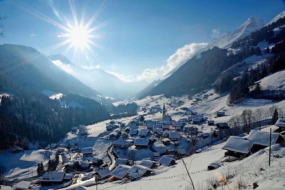 Blick auf das winterliche Dorf Jaun.