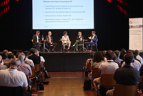 Die Podiumsdiskussion an der GV mit Marcel Salathé, assoziierter Professor EPFL; Hannes Germann, Präsident SGV; Moderatorin Felicie Notter; Chantal Weidmann Yenny, Präsidentin Union des Communes Vaudoises; Peppino Giarritta, Geschäftsleiter Digitale Verwaltung Schweiz.