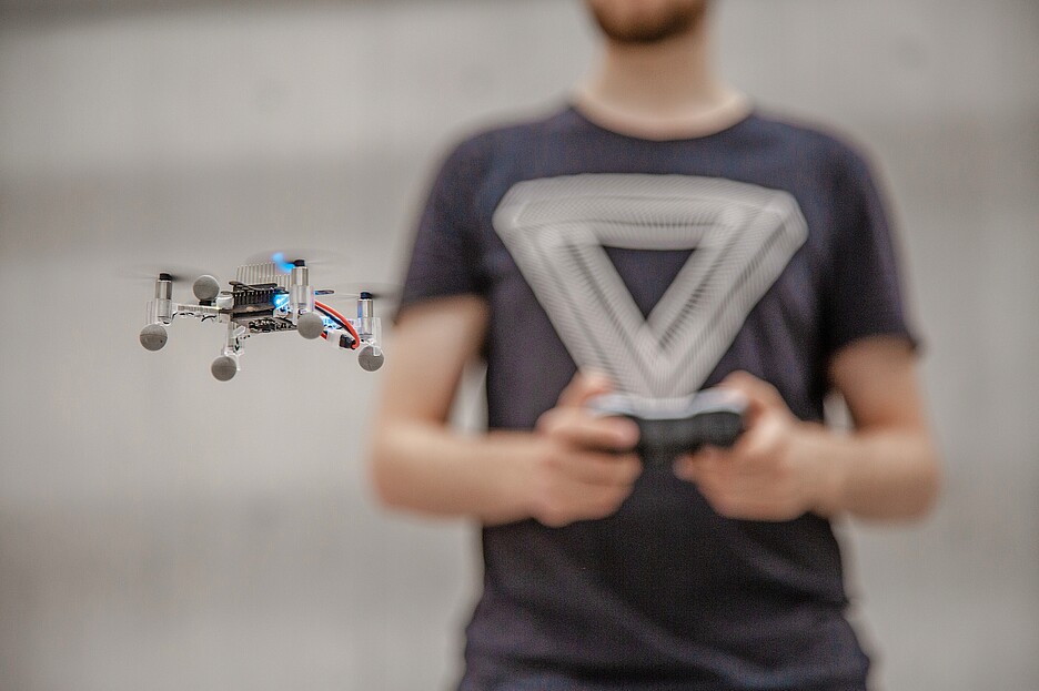 Ein Forscher mit einer Drohne.