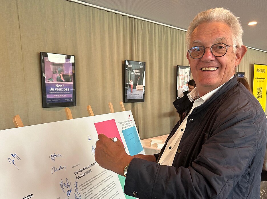 Gustave Muheim unterzeichnet die Deklaration der Gemeinden und Städte an der GV des Schweizerischen Gemeindeverbands.