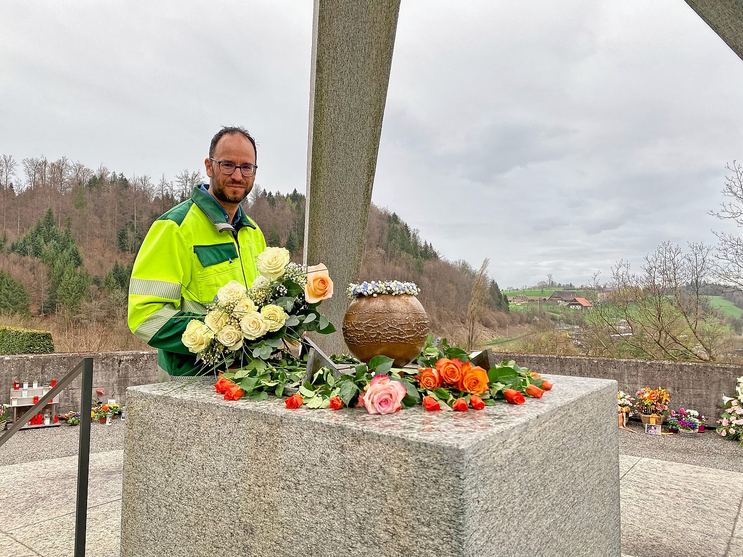 Pascal Vincent, Leiter Friedhöfe der Stadt Luzern, ordnet Blumen an einer Gedenkstätte auf dem Friedhof Friedental.