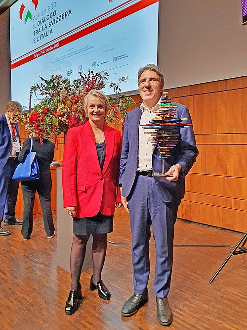 Der Tessiner Staatsrat Manuele Bertoli, Präsident des «Forum per l’italiano in Svizzera», und die Neuenburger Staatsrätin Florence Nater, Präsidentin der ch Stiftung. Die Verleihung der Trophäe des Föderalismuspreises 2022 fand am 21. Oktober anlässlich einer offiziellen italienisch-​schweizerischen Dialogveranstaltung in Zürich statt.