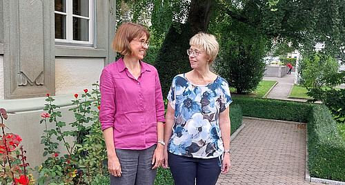 Barbara Iseli (links) und Brigitte Leuthold (rechts) vor dem Gemeindehaus in Interlaken (BE).