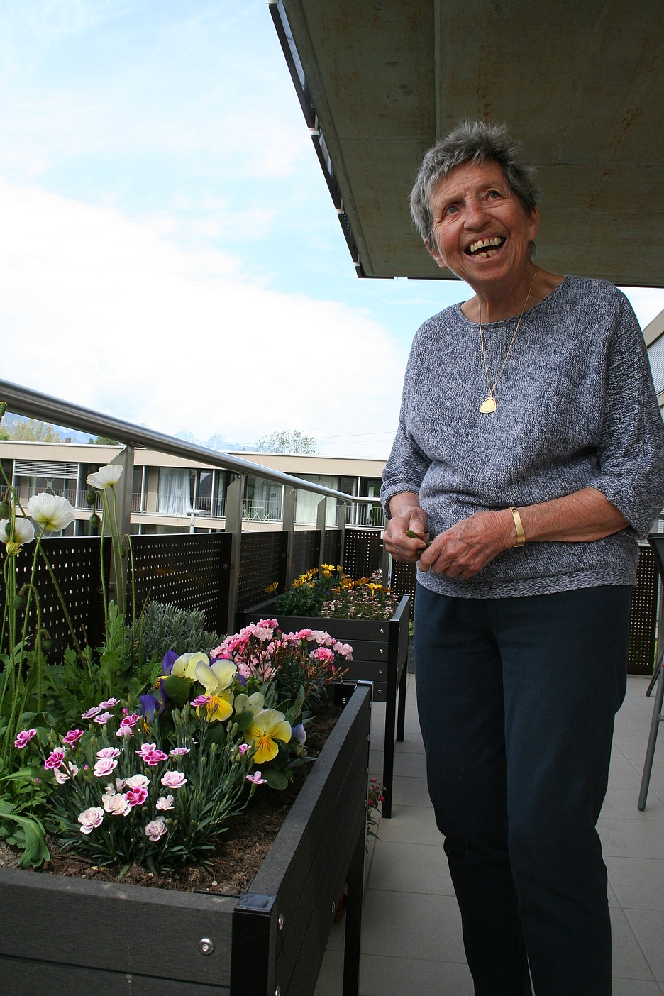 Rosette Pasche kümmert sich um die Pflanzen auf ihrem Balkon.