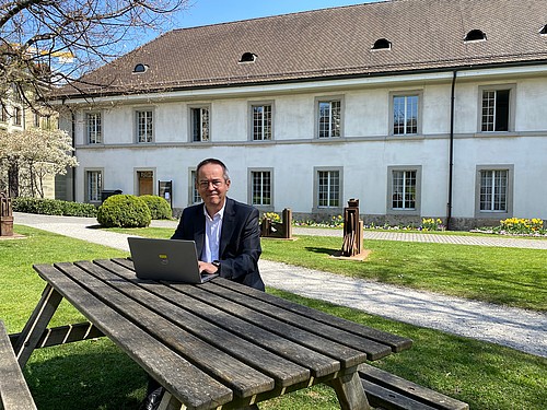 Philippe Jenny im Innenhof des Freiburger Bürgerspitals. In dem Gebäude ist das Amt für Informatik untergebracht.