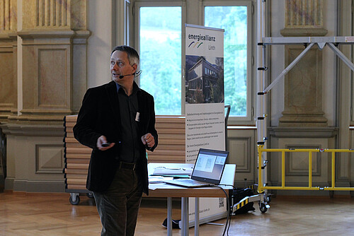 Energieberater Ruedi Giezendanner sprach über das Programm «erneuerbar heizen» und stellte die verschiedenen in Glarus verfügbaren Heizsysteme vor.