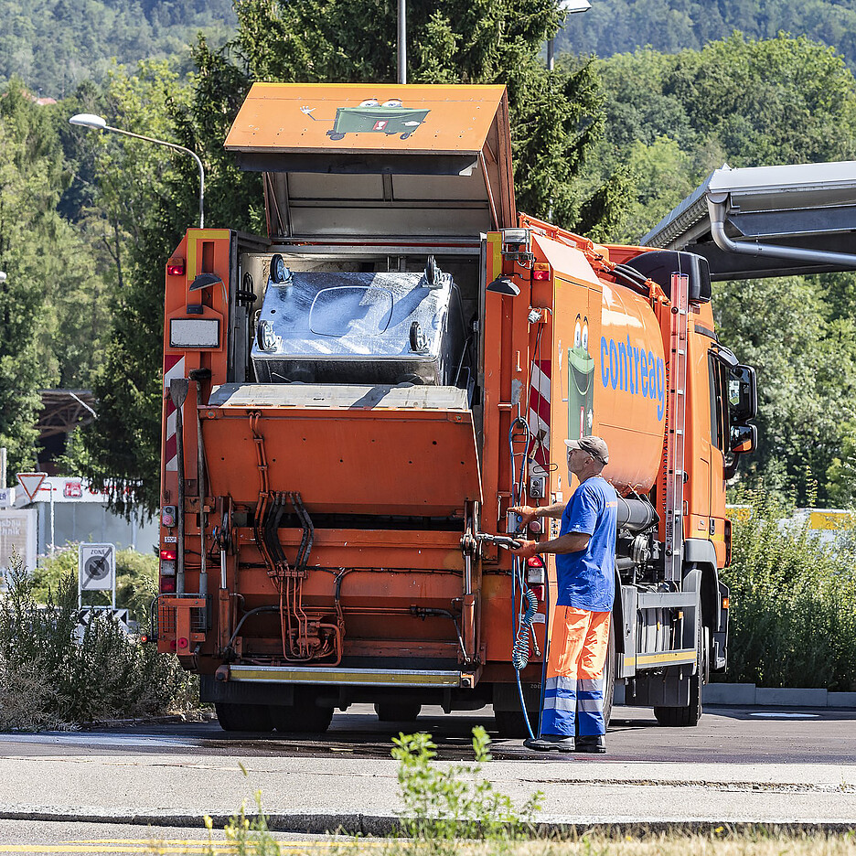 Reinigungsfachmann während der Container-Innenreinigung.