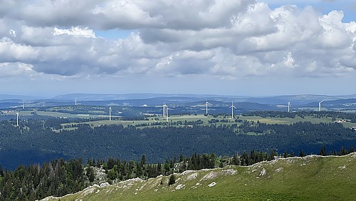 Windräder auf den Jurahöhen.