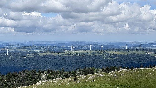 Windräder auf den Jurahöhen.