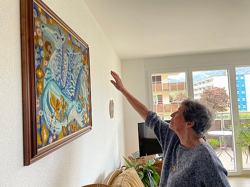 Rosette Pasche zeigt den Wandteppich, an dem sie mehrere Jahre lang gearbeitet hat.