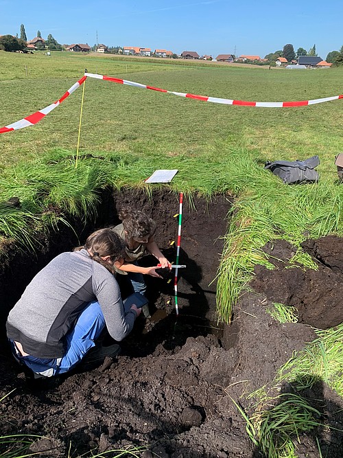 Mitarbeiterinnen des KOBO analysieren ein Halbmoor in der bernischen Gemeinde Diemerswil. 