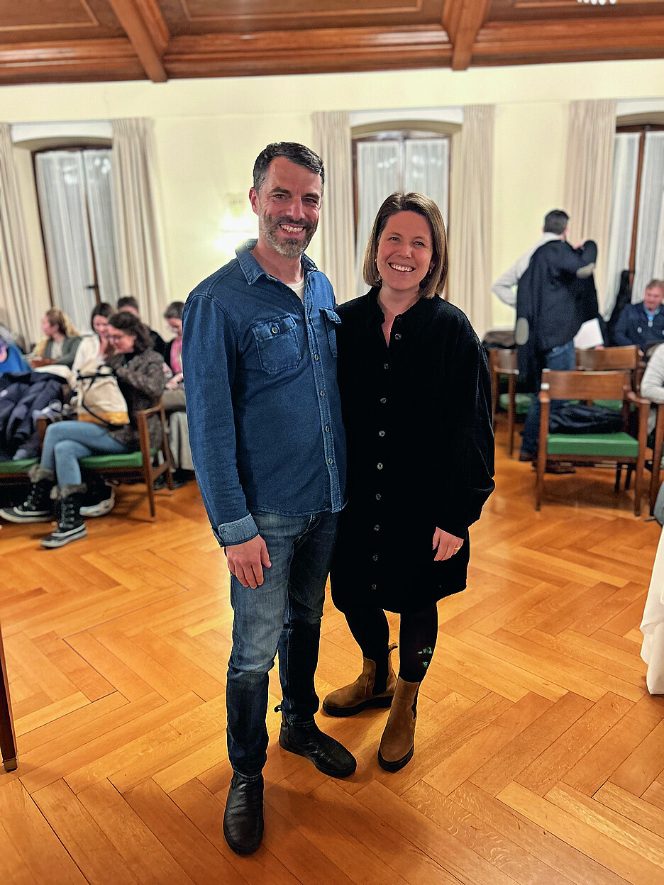 Julien Costanzo, Präsident, und Manon Röthlisberger, Erste Vizepräsidentin in der Salle du Conseil communal, Maison Hugonin, in La Tour-de-Peilz (VD).