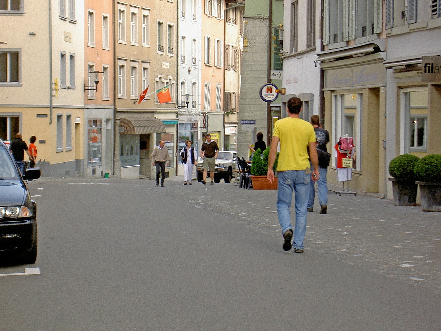 Blick in die Altstadt von Brugg, eine Begegnungszone. Autos sind erlaubt, aber auch Menschen zu Fuss haben Platz.