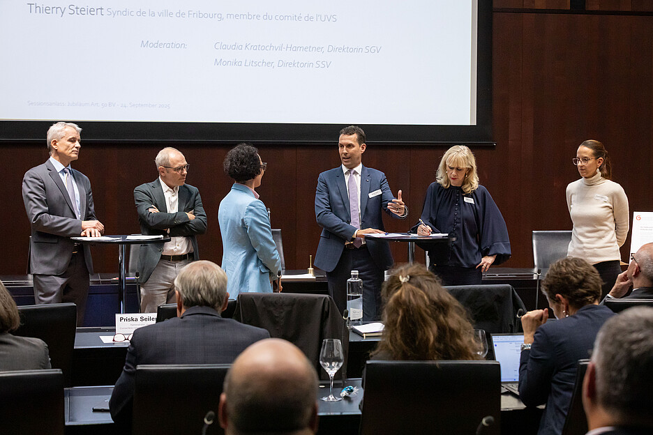 Podiumsdiskussion mit Bundesrat Beat Jans; Thierry Steiert, Stadtpräsident von Freiburg, Vorstand SSV; Moderatorin Monika Litscher, Direktorin SSV; Nationalrat Michael Götte, Gemeindepräsident Tübach, Vorstand SGV; Nationalrätin Priska Seiler Graf, Kloten, Vorstand SGV; Moderatorin Claudia Kratochvil-Hametner, Direktorin SGV (v. l.).