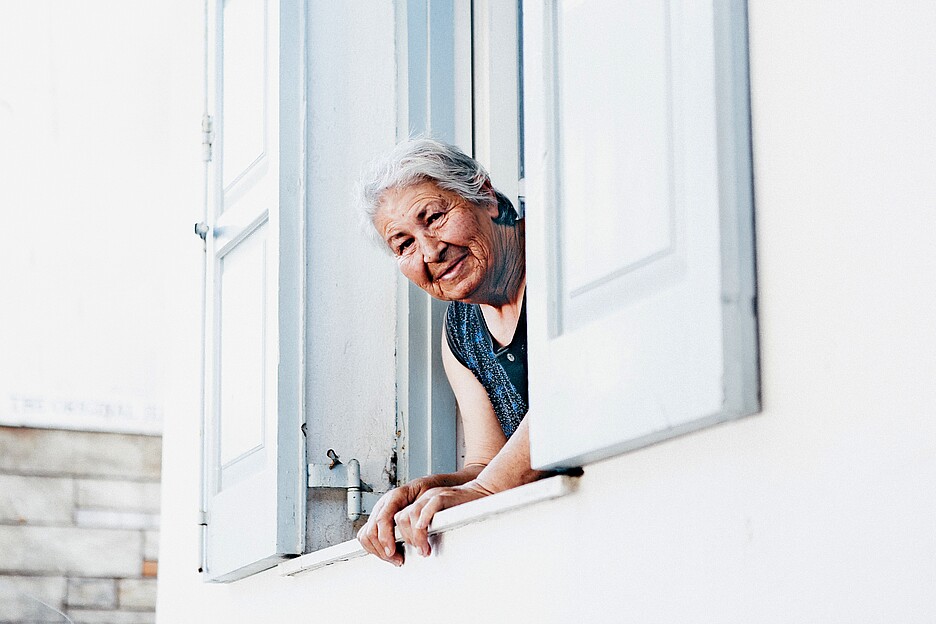 Ältere Menschen, die sich freiwillig engagieren, können für Gemeinden eine wertvolle Ressource sein.