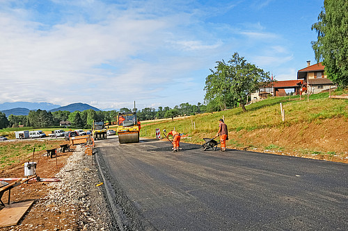 Strassensanierung im Waadtland: Zwischen Mollie und Margot wird recycelter Asphalt eingebaut.