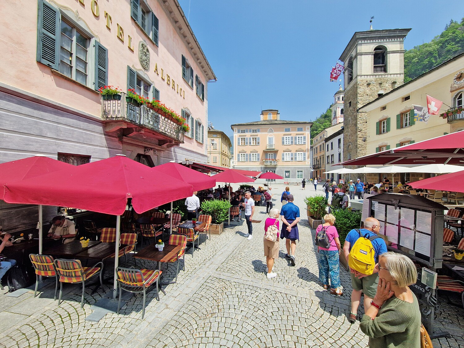 Touristinnen und Touristen entdecken den historischen Kern von Poschiavo (GR).