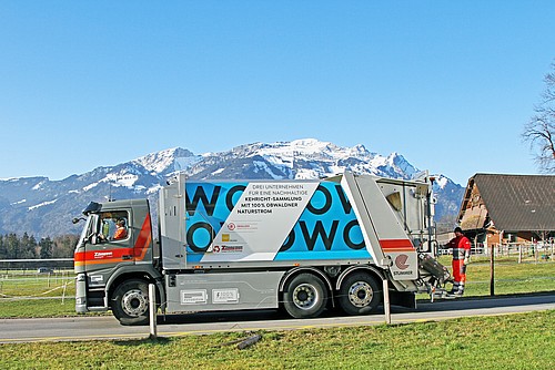 Die Elektrolastwagen für die Kehrichtsammlung werden zu 100 Prozent mit Naturstrom betrieben und setzen die Belader weniger Gesundheitsrisiken aus.