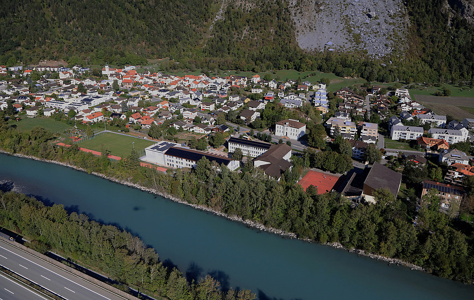 Die Schule Felsberg (Areal im Vordergrund) stärkt als Energieschule das Engagement der politischen Gemeinde als «Energiestadt» für die effiziente Nutzung der Energie, für Klimaschutz, erneuerbare Energien und umweltverträgliche Mobilität.