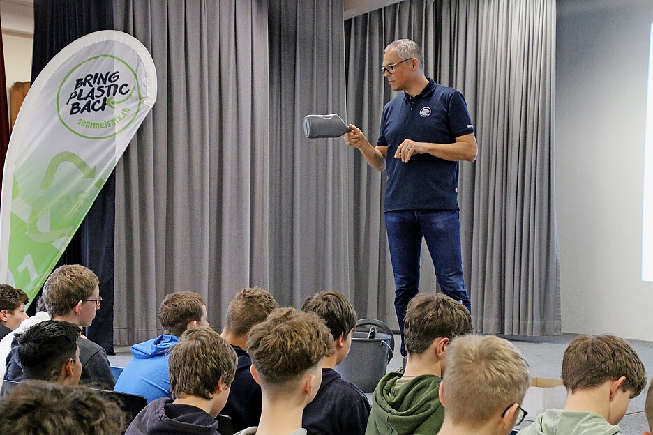 Patrik Ettlin während des Workshops im Schulhaus Hasenlehn in Trubschachen (BE).