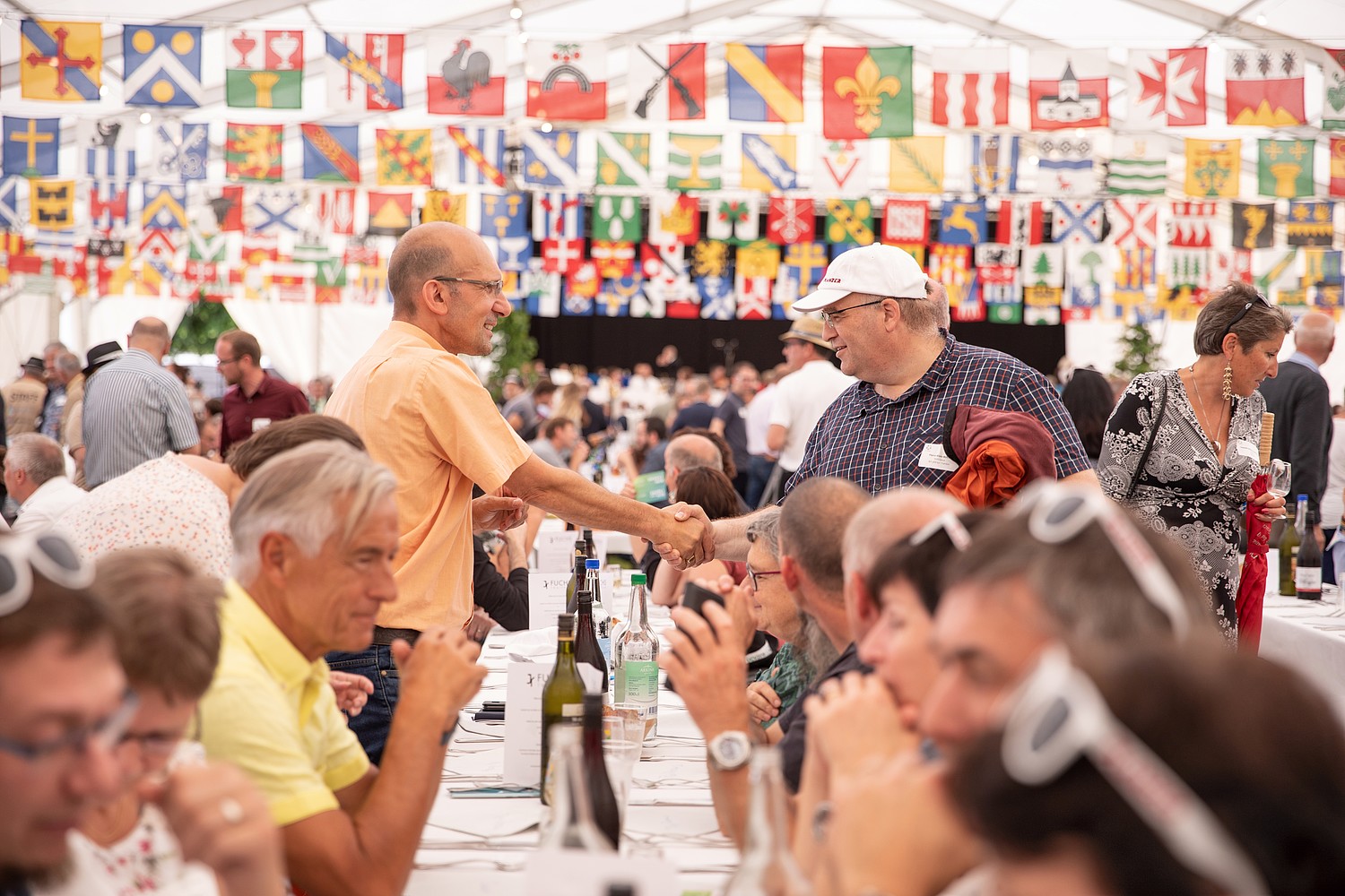 Poignée de mains lors de la Journée des communes vaudoises (JCV) de 2019, à Cossonay. Après deux ans d’absence en raison de la pandémie, la JCV aura cette année lieu le 11 juin, à Chavornay.