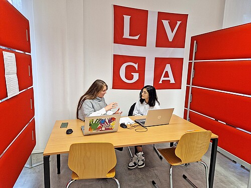 Die Lernstuben sind einfach, aber funktionell eingerichtet.