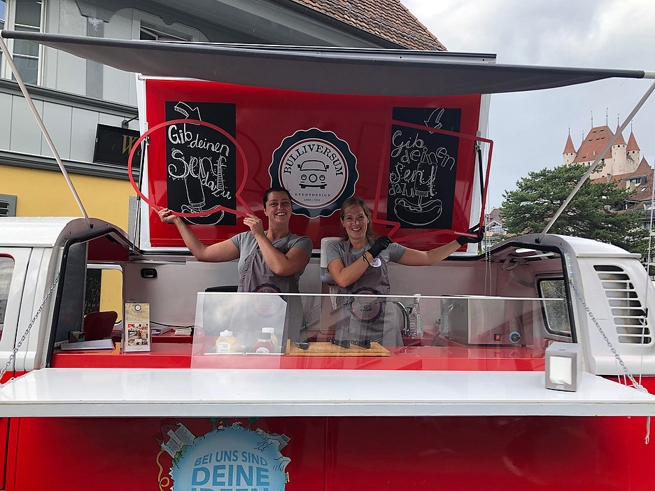 Eine Aktion zum Tag der Demokratie in Thun 2021: Interessierte können ihren Senf dazugeben – und erhalten einen Hotdog.
