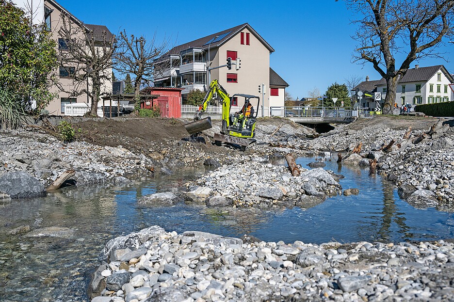 Kurz vor Abschluss der Bauarbeiten – der revitalisierte Sevelerbach schlängelt sich wieder naturnah durchs Dorf.<em> </em>