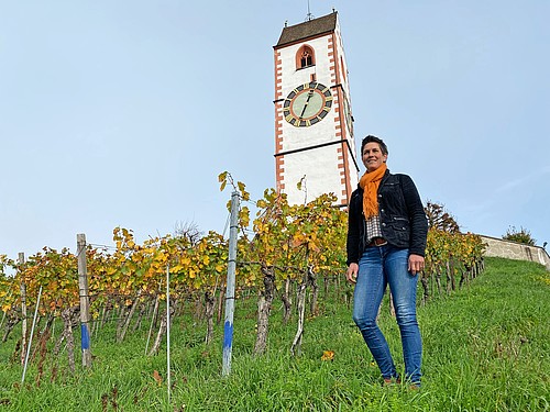 Nadja Hallauer vor der Bergkirche St. Moritz, dem Wahrzeichen von Hallau.
