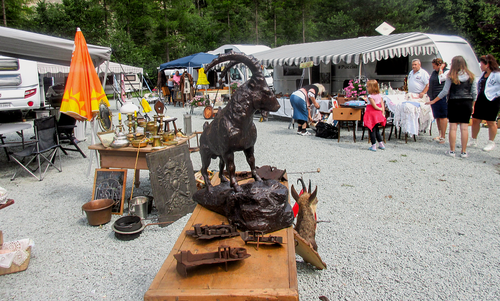 Markt der Fahrenden auf dem Campingplatz Rania in Zillis, der auch ein Durchgangsplatz für Jenische und Sinti ist. 