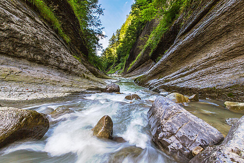 Die Goldach fliesst durch tief eingegrabene Schluchten und Tobel bis zur Ortschaft Goldach (SG), wo sie in den Bodensee mündet.
