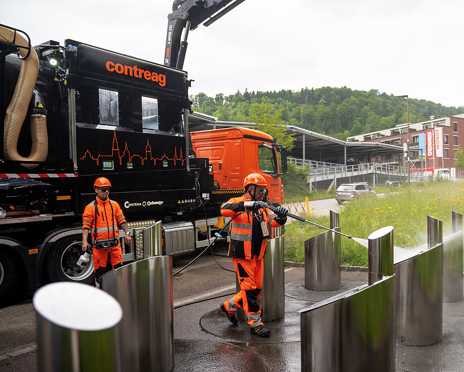 Reinigung des Standplatzes bei der Unterflurcontainer-Reinigung.