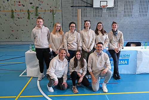 Die Jugendkommission von Ilanz/Glion (GR) mit Präsidentin Sarina Casanova (kniend in der Mitte).