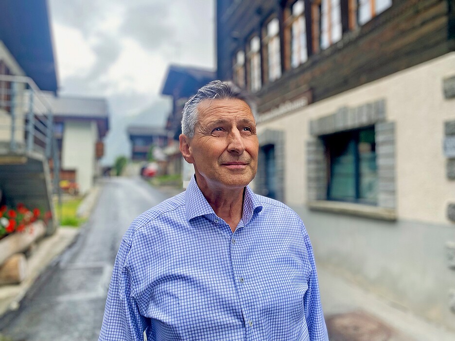 Blickt nach vorne: Gemeindepräsident Matthias Bellwald vor der Gemeindekanzlei in Wiler (VS), wo die Gemeindeverwaltung von Blatten derzeit untergebracht ist.