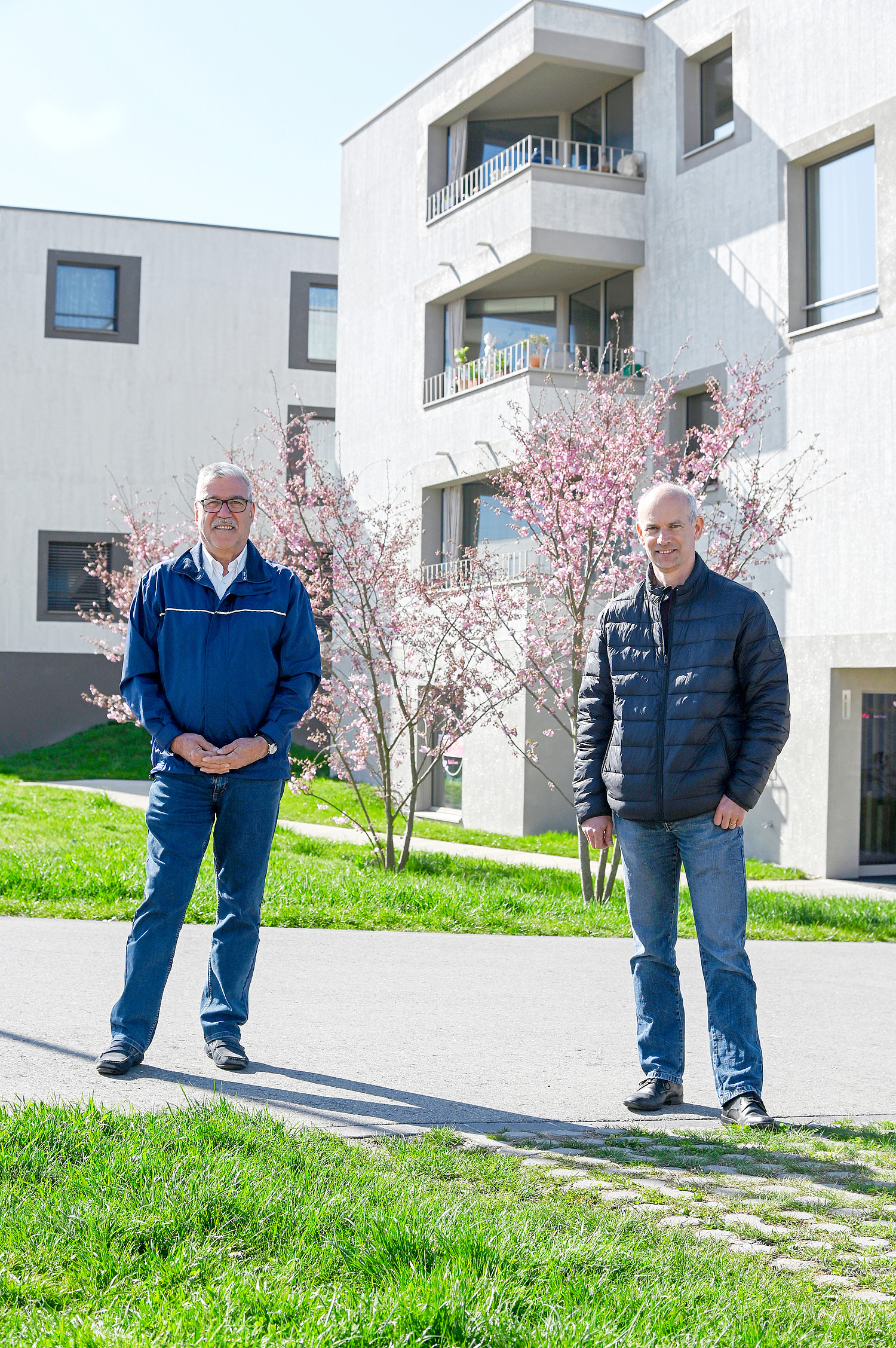 Guy Petter, Gemeinderat (links), und Markus Ith, Präsident der Genossenschaft, freuen sich über die realisierten Alterswohnungen in Vully (FR). Die Genossenschaft spart dank der EGW-Hypothek jährlich rund 1,5 Prozent ein. 