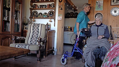 Damit ein Mensch bis zum Lebensende zu Hause bleiben kann, braucht es Unterstützung von verschiedenen Seiten. 