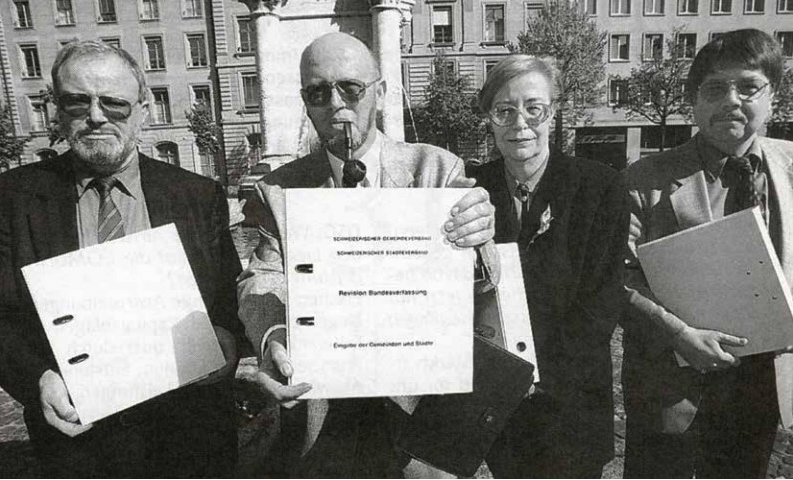 Die SGV- und SSV-Verbandsspitzen bei der Übergabe der Petition im Jahr 1997. Von links: Sigisbert Lutz, Generalsekretär SGV, Urs Geissmann, Direktor SSV, Yvette Jaggi, Präsidentin SSV, Ulrich Isch, Präsident SGV.