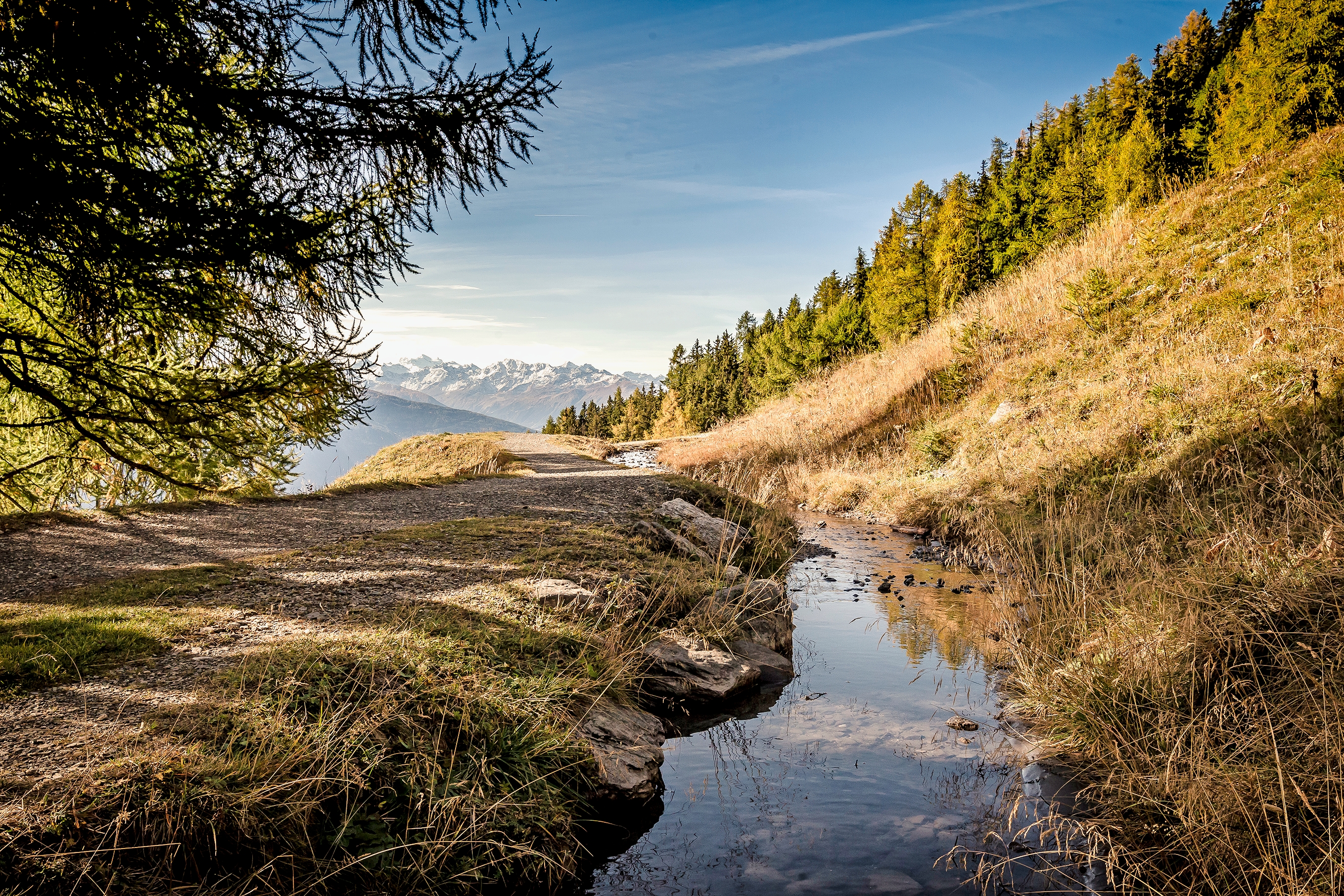 Wasserleite oberhalb von Crans-Montana: Nach dem viel zu trockenen Sommer 2022 hat die Gemeinde Massnahmen ergriffen, um das kostbare Nass besser zu schützen.