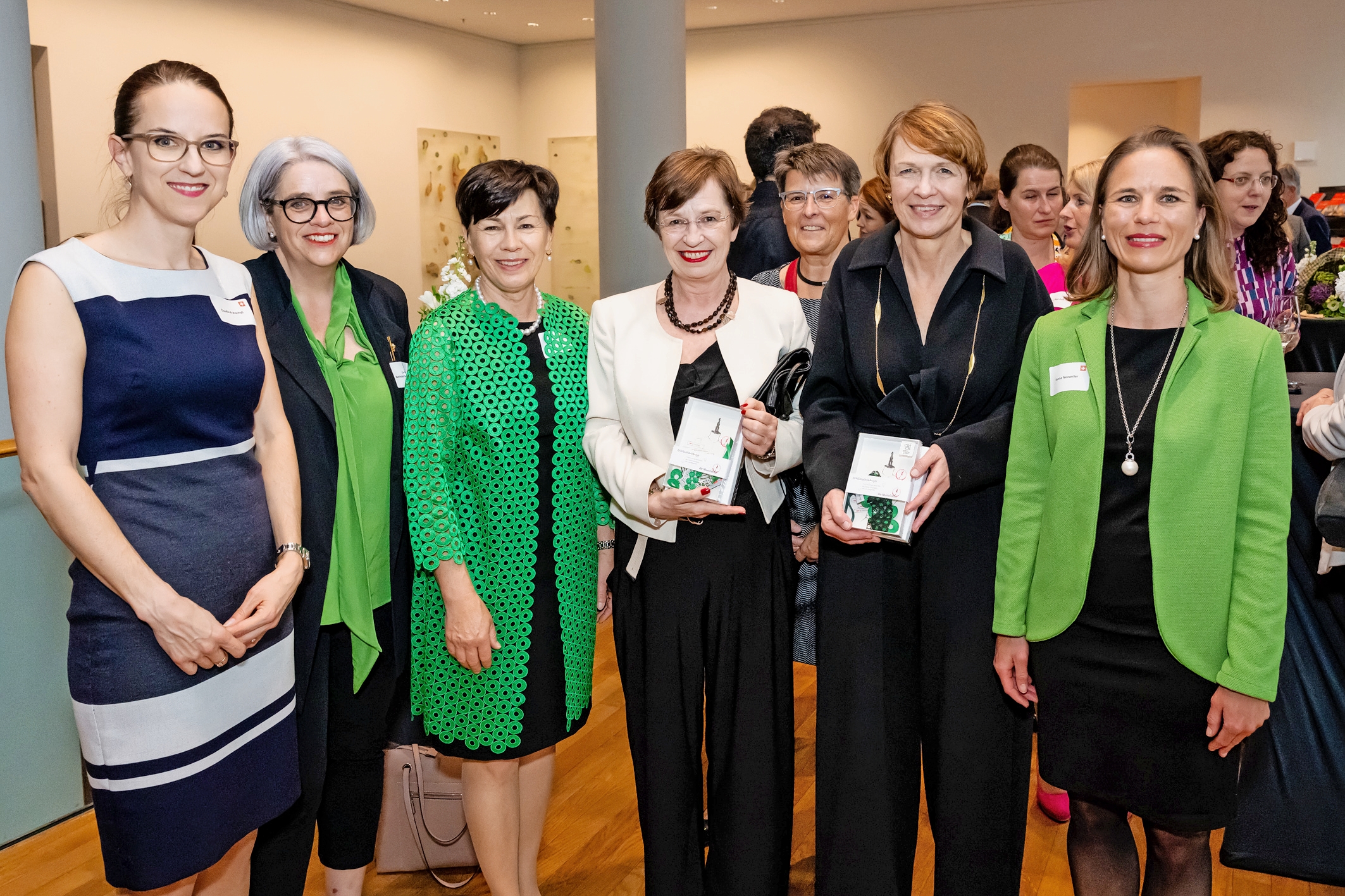 Gruppenfoto mit den beiden First Ladies. Von links: Claudia Kratochvil (stv. Direktorin Schweizerischer Gemeindeverband), Caroline Bartholet (GP Niederbüren), Imelda Stadler (GP Lütisburg), Doris Schmidauer (Schirmherrin), Karin Spengler (GP Siblingen), Elke Büdenbender (Schirmherrin), Denise Neuweiler (GP Langrickenbach). Auf dem Bild fehlt Silvia Troxler, Gemeindepräsidentin von Balgach.